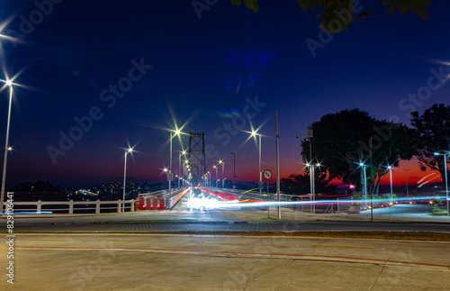 noite e as luzes do tráfego de carros na ponte Hercílio Luz de Florianópolis, Santa Catarina, Brasil Florianopolis