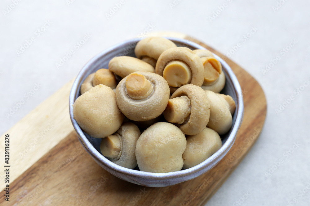 Champignon mushrooms in brine. Canned champignon mushrooms whole Champignon mushrooms in brine. Canned champignon mushrooms whole