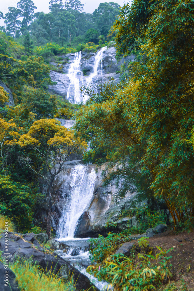 Obraz premium Rocky Waterfall with Autumn Vibes at Nonpareil Falls, Belihuloya, Sri Lanka