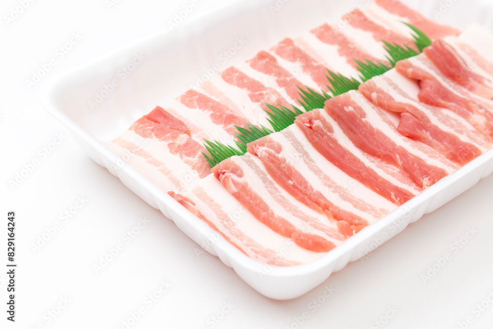 白背景に焼き肉用の豚バラ肉