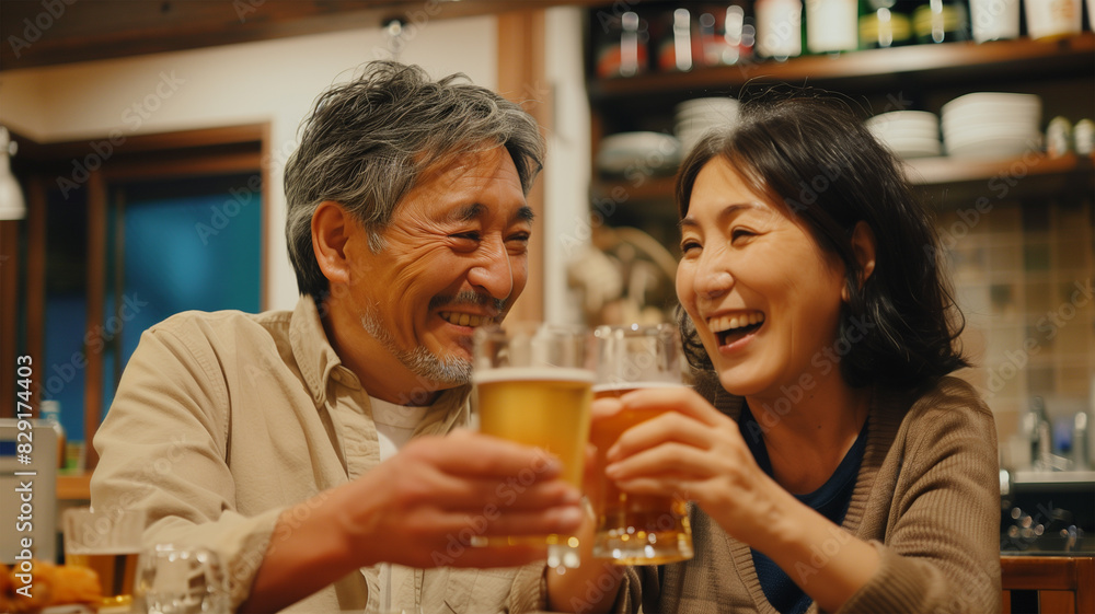 部屋でお酒を飲む男女 部屋でお酒を飲む男女