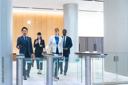 Foto Group of multinational business people passing through a security gate