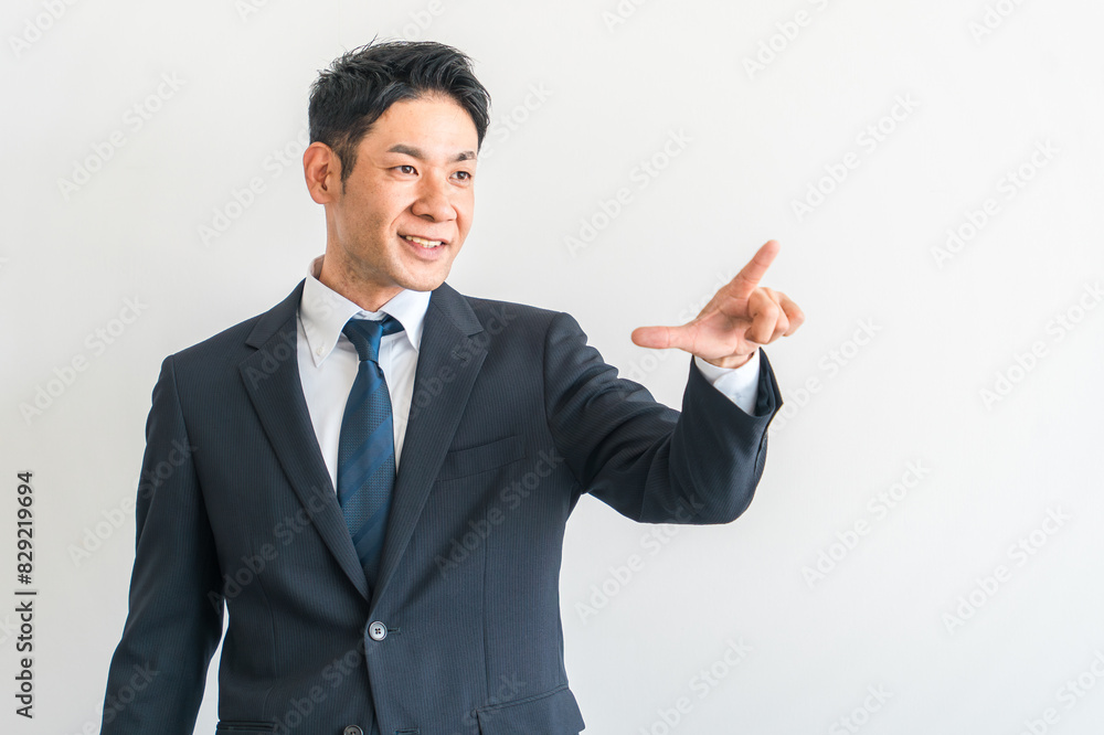 指差しするスーツ姿の中年の男性アジア人ビジネスマン(チャレンジ・前向き・アイデア・起業・希望)
指差しするスーツ姿の中年の男性アジア人ビジネスマン(チャレンジ・前向き・アイデア・起業・希望)