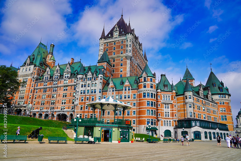 Fototapeta premium Magnificent and Iconic Hotel Chateau Fairmont Frontenac on a brilliant summer day seen from the Dufferin terrace boardwalk in Quebec city, the capital of Quebec province,Canada