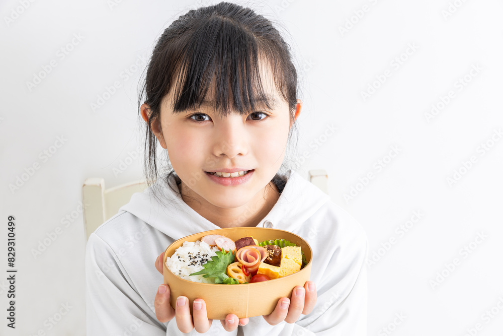 お弁当を持った笑顔の子ども child eating lunch お弁当を持った笑顔の子ども child eating lunch