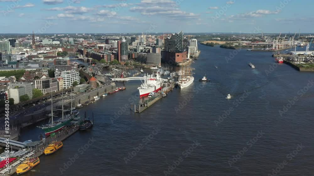 Drohnenflug, Drohnenaufnahme, Video, Hafencity, Speicherstadt, Elbe, Steinwerder, Landungsbrücken, Museumsschiff, Rickmer Rickmers, Elbphilharmonie im Vordergrund, Cap San Diego, Hamburg, Deutschland Drohnenflug, Drohnenaufnahme, Video, Hafencity, Speicherstadt, Elbe, Steinwerder, Landungsbrücken, Museumsschiff, Rickmer Rickmers, Elbphilharmonie im Vordergrund, Cap San Diego, Hamburg, Deutschland