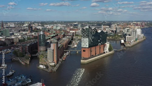 Drohnenflug, Drohnenaufnahme, Flug über Hafencity, Speicherstadt, Elbe, Steinwerder, Elbphilharmonie im Vordergrund, Hamburg, Deutschland photo