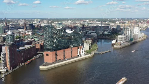 Drohnenflug, Drohnenaufnahme, Flug über Hafencity, Speicherstadt, Elbe, Steinwerder, Elbphilharmonie im Vordergrund, Hamburg, Deutschland