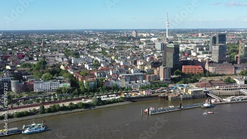 Drohnenflug, Drohnenaufnahme, Video, Hafencity, Speicherstadt, Elbe, Steinwerder, Landungsbrücken, Museumsschiff, Rickmer Rickmers, Elbphilharmonie im Vordergrund, Cap San Diego, Hamburg, Deutschland