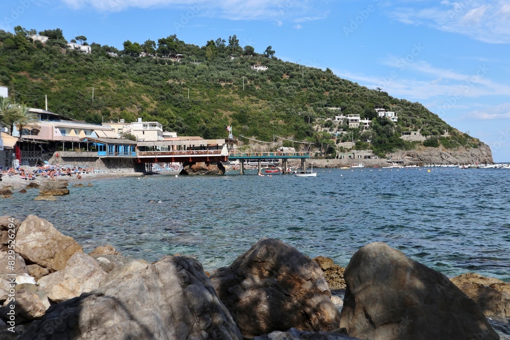 Marina del Cantone - Scorcio della baia dagli scogli