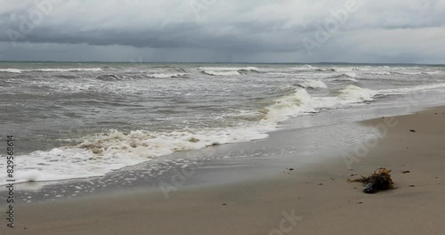 Sturm und hohe Wellen an der Ostseeküste, 4k