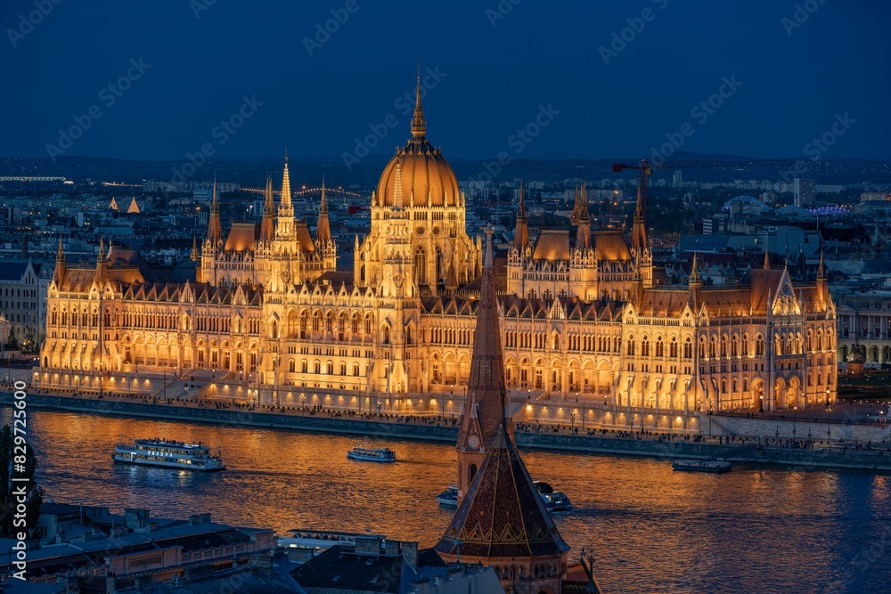 Obraz premium Panorama of the Hungarian Parliament building at twilight in Budapest, Hungary
