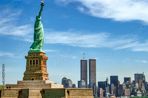 Gescanntes Diapositiv einer historischen Farbaufnahme der Skyline von New York, Manhattan mit altem World Trade Center und Freiheitsstaue, Anfang 1990er Jahre