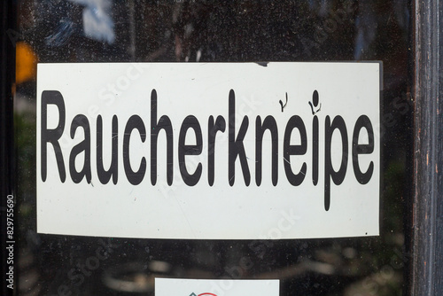 Schild Raucherkneipe an einem Fenster einer Kneipe, Deutschland