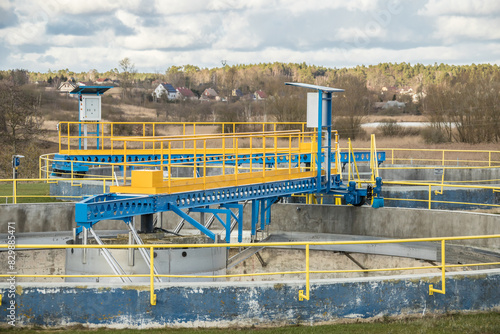 Foto biological sewage treatment plant, fermentation pool, open tank, agitator arm, s