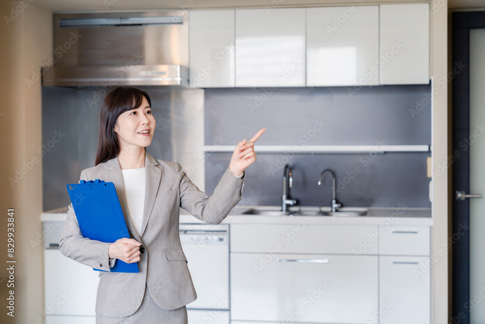 物件の案内をする不動産会社の女性 物件の案内をする不動産会社の女性