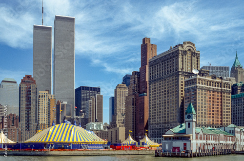 Gescanntes Diapositiv einer historischen Farbaufnahme der Skyline von New York, Lower Manhattan mit Wolkenkratzern und alten World Trade Center, Anfang 1990er Jahre