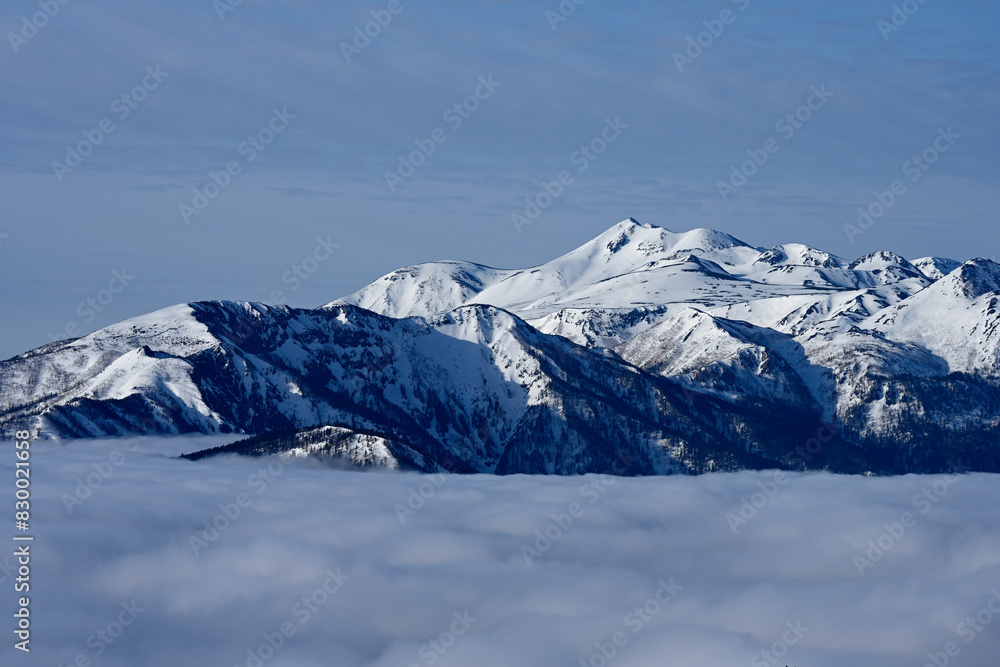 Obraz premium 雲海に浮かぶ乗鞍を遠望する