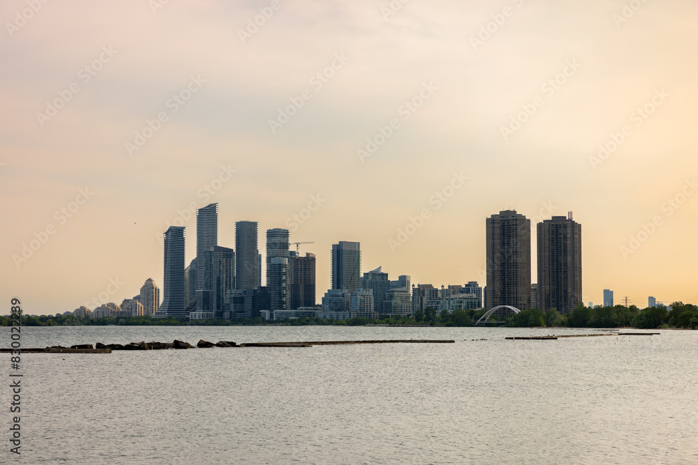 Fototapeta premium Dusk cityscape silhouette over tranquil water