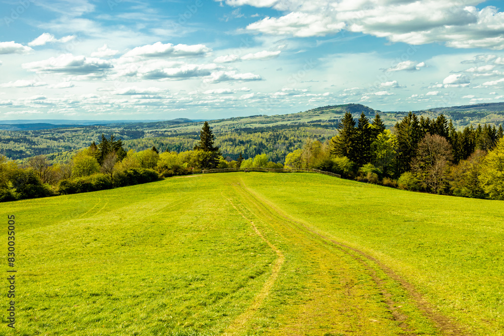 Obraz premium Eine Frühlingshafte Wanderung durch das wunderschöne Sinntal zum Schwarzen Berge bei Riedenberg - Bayern -Deutschland