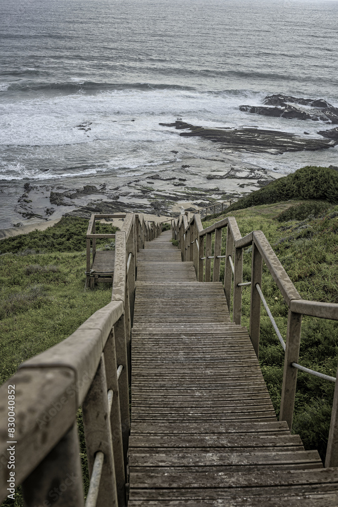 Obraz premium Tranquil Sunset at Carriagem Beach, Portugal