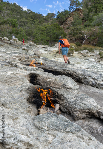 Urlaub in der Türkei: Wanderung am Lykischen Weg, ewiges Feuer bei antiken Berg Çirali, Flammen aus dem Boden, brennendes Erdgas  als historisches Mysterium photo
