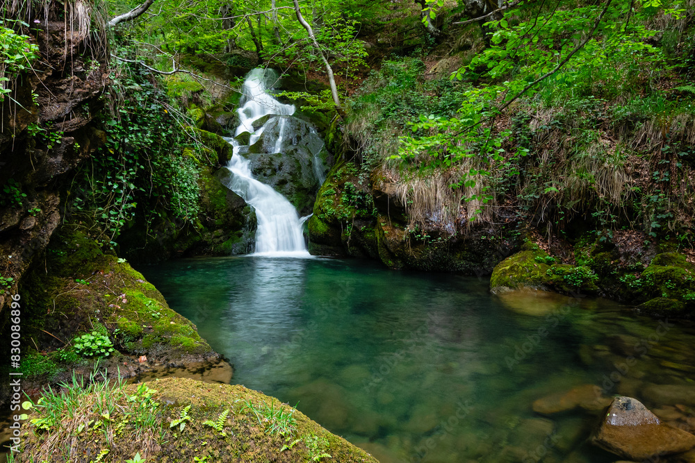 imagen del nacedero del Río ziraunta en Araia, Alava imagen del nacedero del Río ziraunta en Araia, Alava