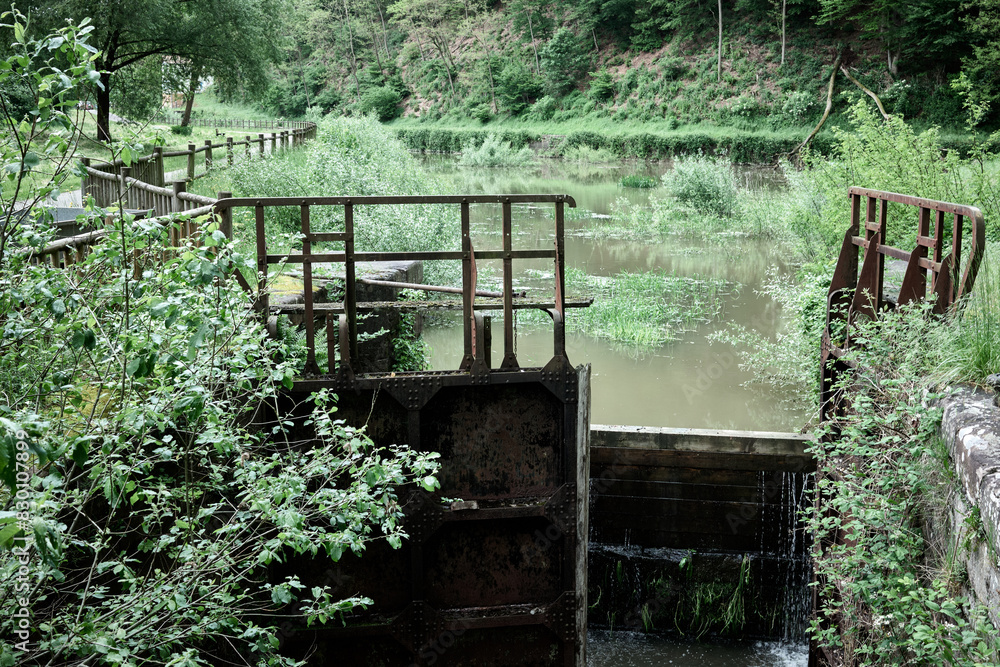 Vieille écluse abandonnée dans un canal oublié Vieille écluse abandonnée dans un canal oublié