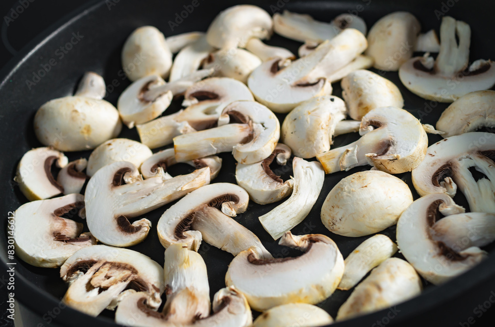 champignons scheiben frisch gebraten in pfanne champignons scheiben frisch gebraten in pfanne