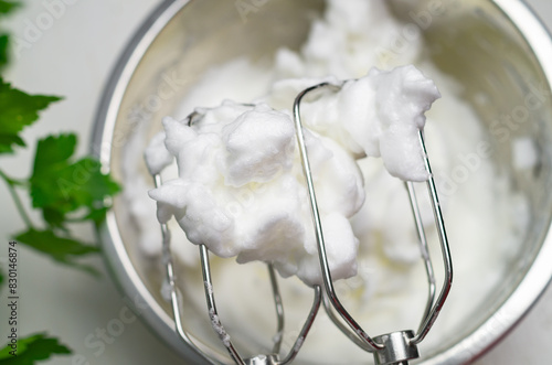 eischnee eiweiss steif geschlagen in einen teig unterheben
