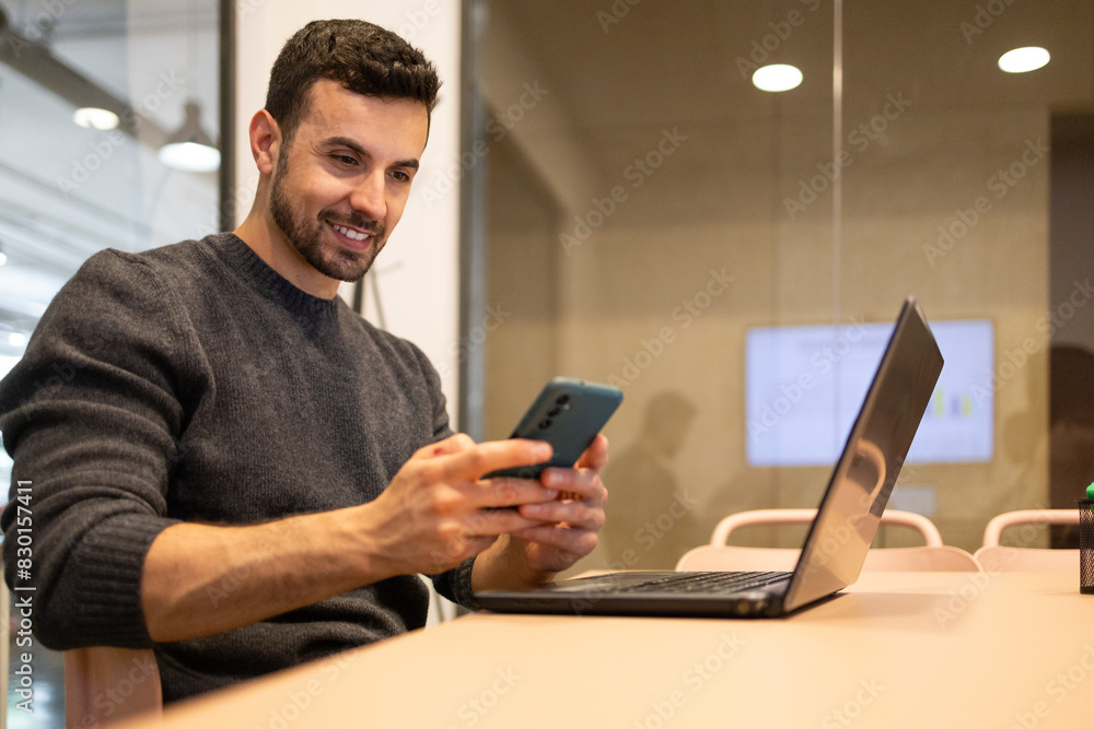 © ADDICTIVE STOCK - Young Professional Working and Using Smartphone in Office © ADDICTIVE STOCK - Young Professional Working and Using Smartphone in Office