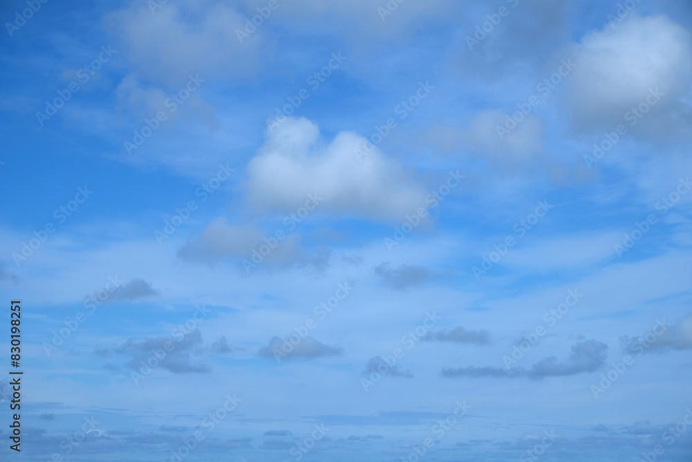 Obraz premium ciel constellé de nuages blancs