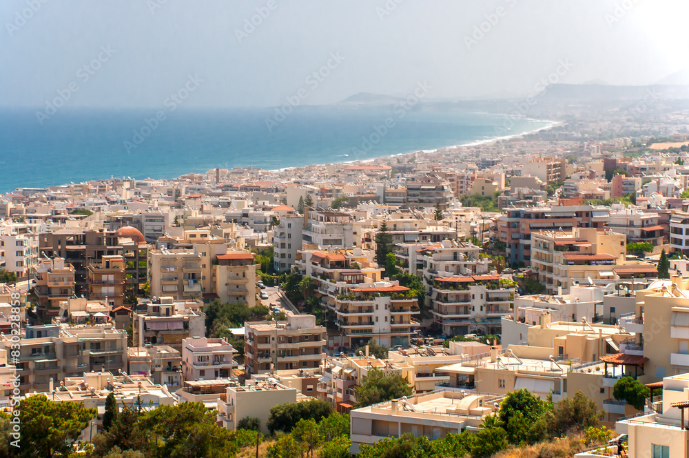 Blick über die Stadt Rethimnon auf das Meer von der Insel Kreta Blick über die Stadt Rethimnon auf das Meer von der Insel Kreta