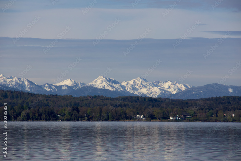 Starnberger See mit Alpenpanorama und bedecktem Himmel Starnberger See mit Alpenpanorama und bedecktem Himmel