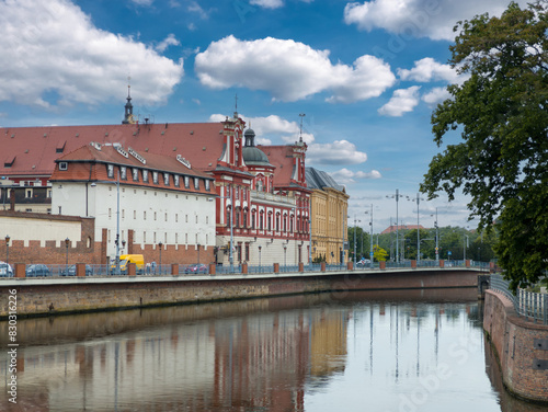 Obraz na płótnie Summer cityscape of Wrocław, Poland: View of Grodzka street at the Oder river and Ossolineum (Ossoliński National Institute, Polish: Zakład Narodowy im. Ossolińskich, ZNiO) w salonie