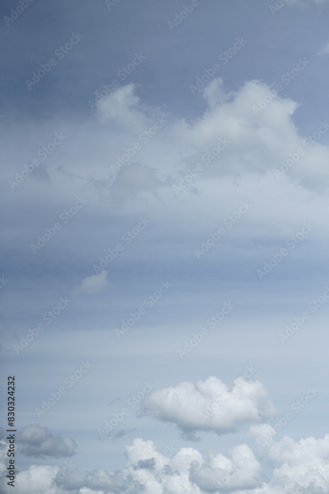 Schöner, heller Wolkenhimmel im Sommer mit Kumulus Wolken Schöner, heller Wolkenhimmel im Sommer mit Kumulus Wolken