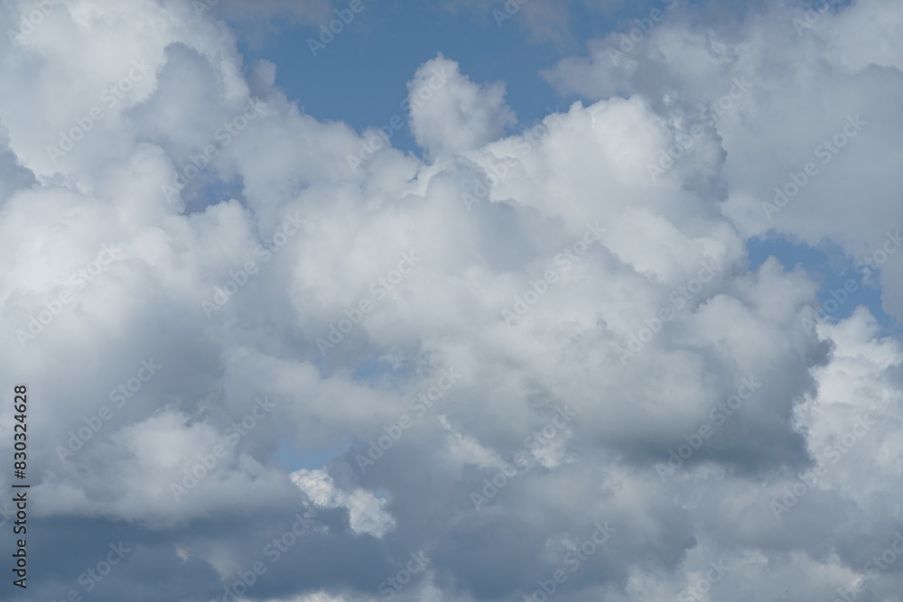 Schöner, heller Wolkenhimmel im Sommer mit Kumulus Wolken Schöner, heller Wolkenhimmel im Sommer mit Kumulus Wolken