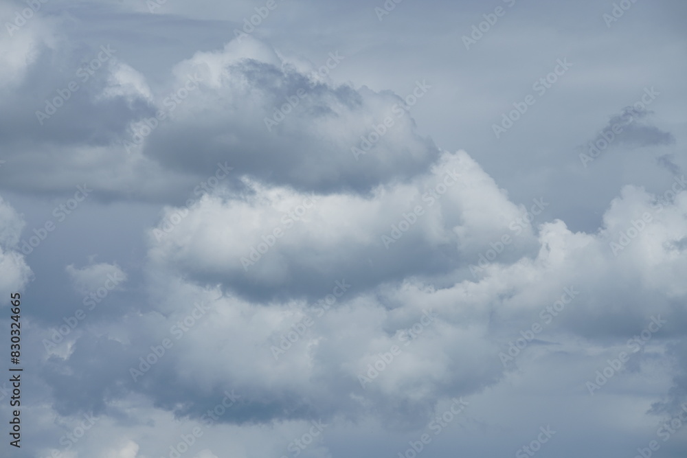 Obraz premium Schöner, heller Wolkenhimmel im Sommer mit Kumulus Wolken