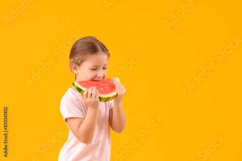 Little girl with slice of f...