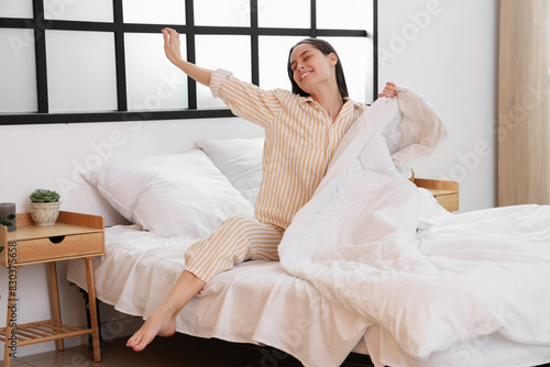 Canvastavla Young woman getting out of bed