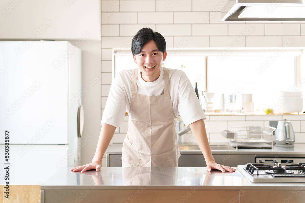 キッチンでリラックスする男性 キッチンでリラックスする男性