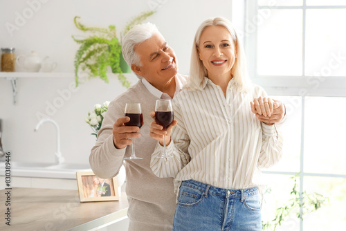 Mature couple with wine cel...
