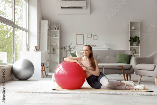 Smiling young woman in spor...