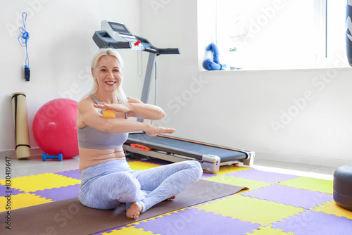 Sporty mature woman massagi...