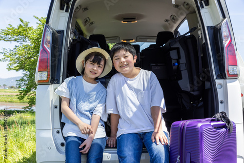 ドライブを楽しむ家族 Children enjoying driving