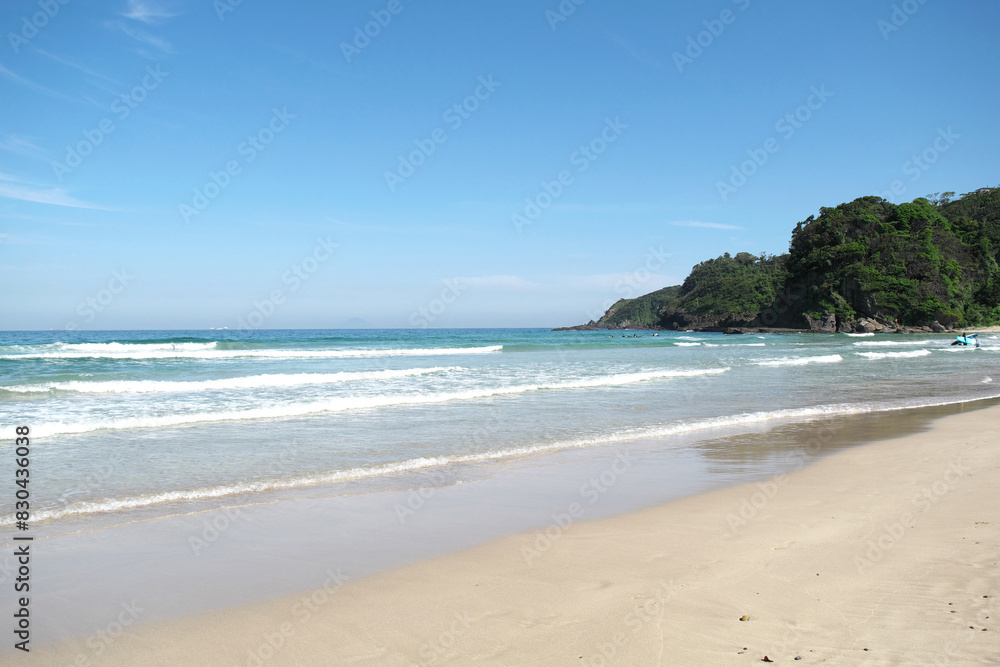 シーズン間近の白砂の海水浴場。