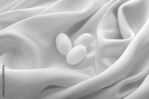 流れのあるシルクサテンと繭玉