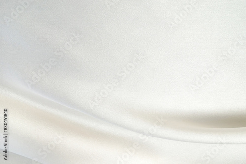 オフホワイトの流れがあるシルクサテン＿背景