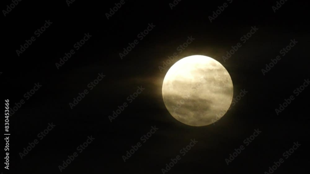 満月(full moon)【実写・1.8倍速】雲がうっすらとかかる“雲の変化が幻想的な風景” 満月(full moon)【実写・1.8倍速】雲がうっすらとかかる“雲の変化が幻想的な風景”