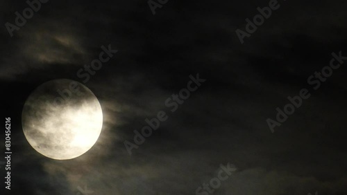 満月(full moon)【実写】雲がうっすらとかかる“雲の変化が幻想的な風景”(右にスペースあり)